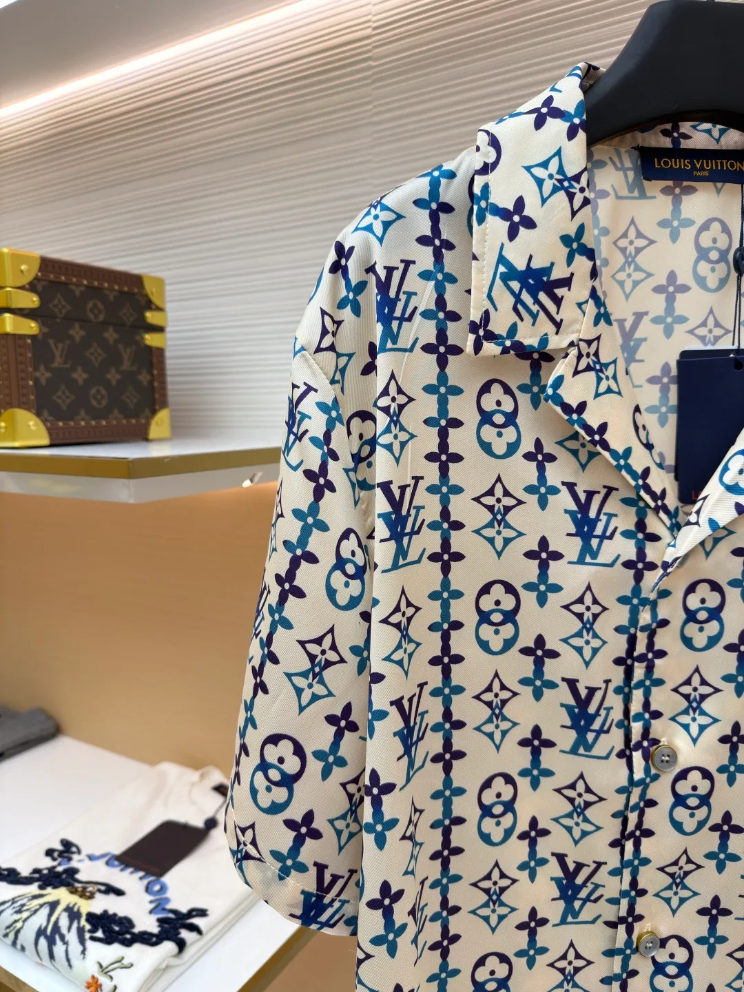 LOUIS VUITTON Overlap pattern printed mulberry silk short-sleeved shirt ●Original version: purchased and developed by 14997 ●Item number: 1682513-A50 ●Fabric: cotton fabric ●Technology: printing production ●Color: apricot ●Version: fitted version ●Weight: about 175 grams ●Size: S-M-L-XL ●Description: This LOUIS VUITTON's all-over presbyopia short-sleeved shirt is made of high-count silk blended fabrics. The fabrics are smooth and soft to the touch after pre-washing. They have good breathability and drape, and are comfortable to wear without restraint. The classic presbyopia pattern printed all over the body is made using digital direct printing technology. The colors are distinct and the pattern is precise. It is not easy to fade or smudge after high-temperature fixation treatment. The presbyopia elements are neatly arranged to show brand recognition. The shirt is designed with a Cuban collar, the neckline is smooth and natural, and the buttons at the placket are made of custom mother-of-pearl buttons, which have a warm and shiny texture. The overall cut is a loose silhouette, the shoulder joints are straight and fine, the cuffs are designed with short sleeve cuffs, customized accessories and three labels are complete, and the details and craftsmanship show the level of luxury. It is suitable for various wearing scenarios such as leisure vacations and daily outings. The overall wiring is straight and delicate, the fabric is comfortable and soft, and the color is consistent without color difference. It can be matched with the same style to create a fashionable look and control various occasions. Customized accessories, complete with three standards, same style for men and women!